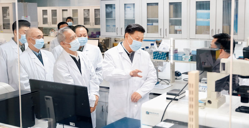 2020年3月2日，中共中央总书记、国家主席、中央军委主席习近平在北京考察新冠肺炎防控科研攻关工作。这是习近平在军事医学研究院重大疫情应急防控药物研究室了解疫苗和抗体研制情况。 